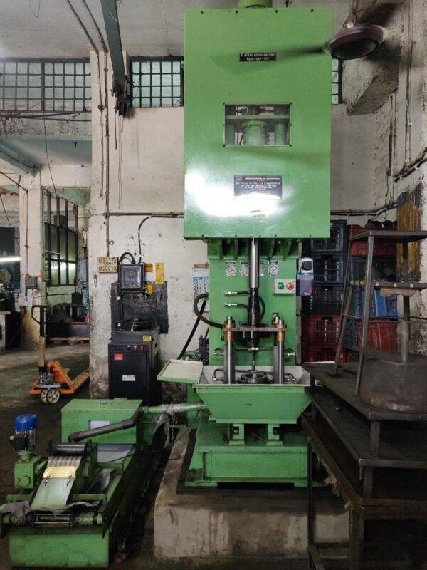 Plateau honing machine producing cross-hatch bore finish on cylinder liners